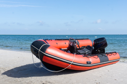 Schlauchboot mit Motor am Strand